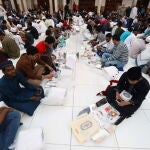 Cairo. Egipcios se reunen para comer durante el mes de Ramadán.