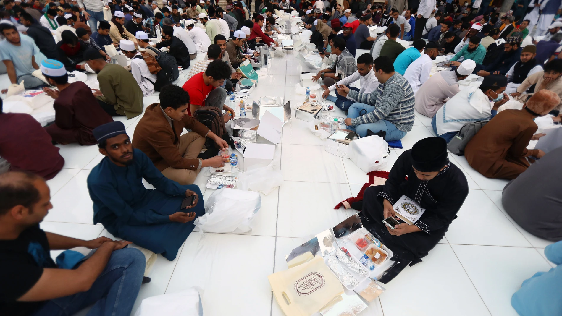 Cairo. Egipcios se reunen para comer durante el mes de Ramadán.