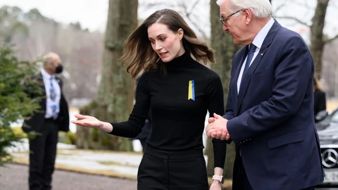 La primera ministra finlandesa, Sanna Marin, junto al presidente alemán, Frank Walter Steinmeier