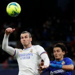 Bale disputa un balón con Enes Unal