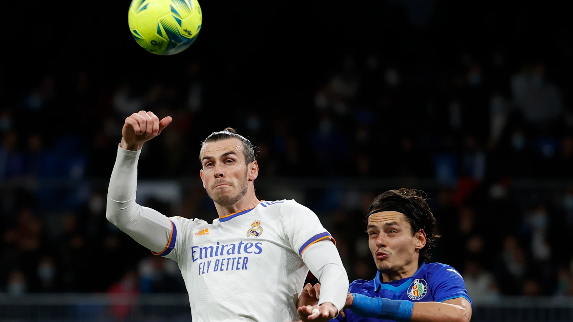 Bale disputa un balón con Enes Unal