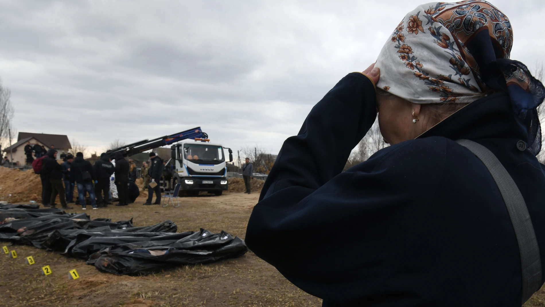Investigadores ordenan los cuerpos muertos de los civiles asesinados en Bucha, Ucrania, para que los familiares puedan identificarlos
