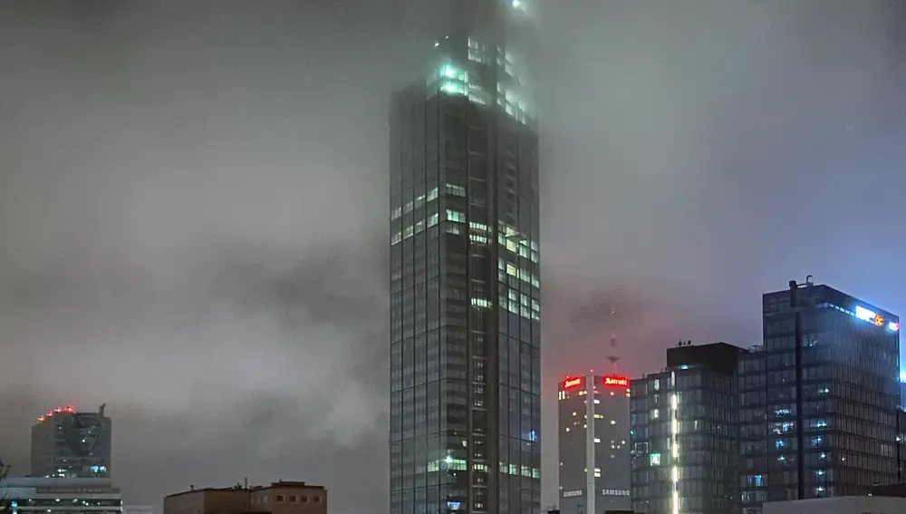Imagen de la Varso Tower de Varsovia, cubierta por las nubes