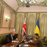 Reunión sorpresa entre el primer ministro de Reino Unido, Boris Johnson, y el presidente de Ucrania, Volodimir Zelenski