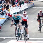 El corredor del Cofidis, Ion Izagirre (d), se proclama vencedor en el alto de Arrate, durante la sexta etapa de la Itzulia, disputada entre la localidad gipuzcoana de Eibar y el alto de Arrate de la misma localidad
