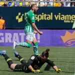 El delantero del Real Betis, Borja Iglesias tras marcar gol ante el Cádiz, el segundo del equipo, durante el partido de LaLiga entre el Cádiz CF y el Real Betis en el Estadio Nuevo Mirandilla. EFE/Román Ríos.