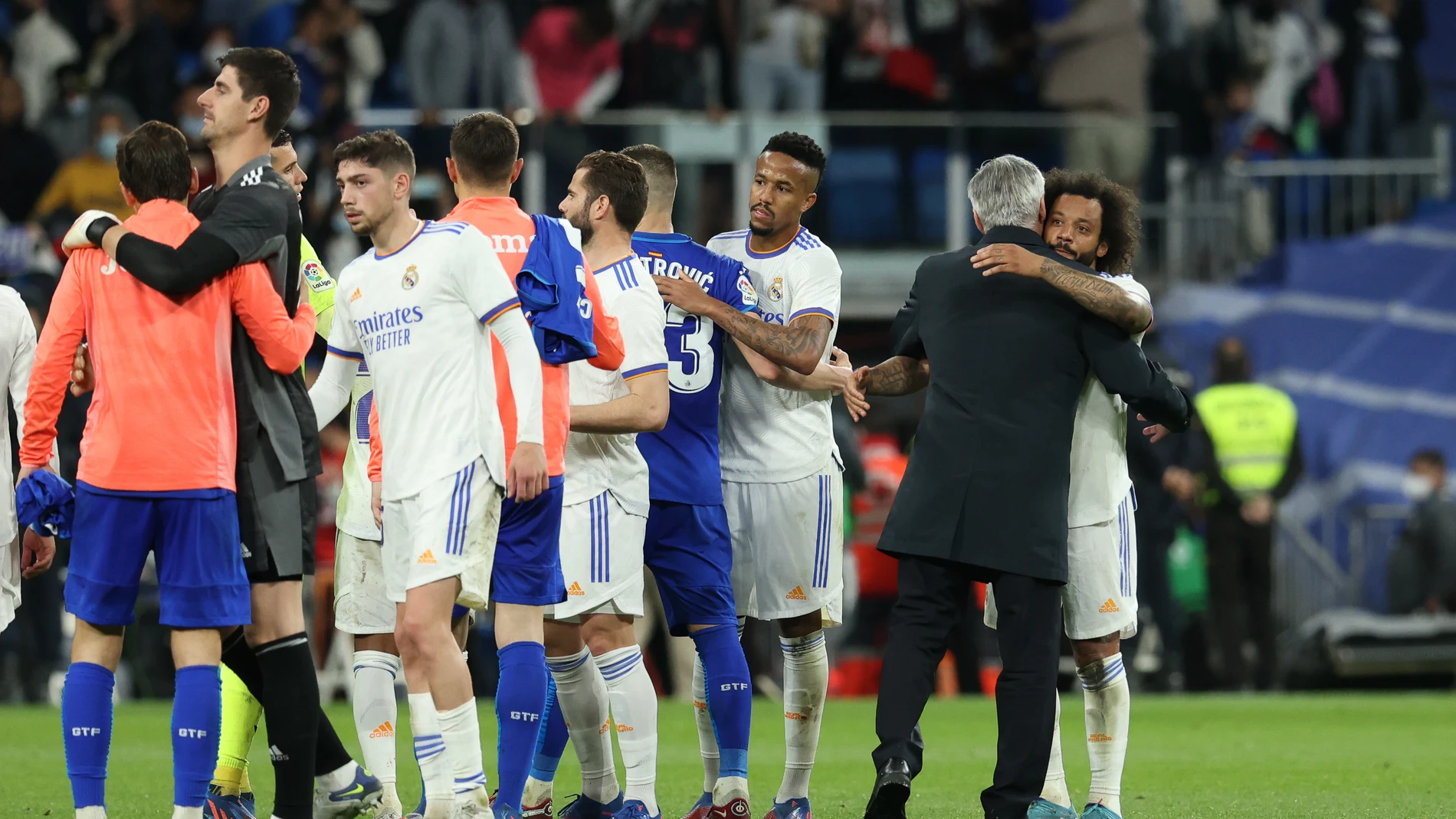 Carlo Ancelotti abraza a Marcelo tras el Real Madrid-Getafe de LaLiga