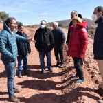 Yolanda de Gregorio durante la visita a las obras en el término soriano