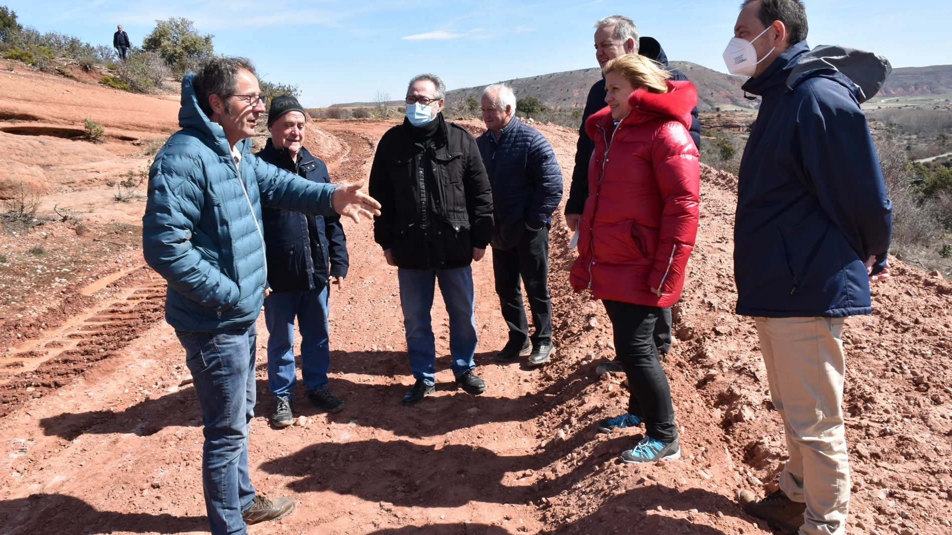 Yolanda de Gregorio durante la visita a las obras en el término soriano