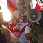 Foto de recurso: Manifestantes de partidos de extrema derecha sostienen banderas y gritan consignas durante una protesta exigiendo la renuncia del presidente de Peru, Pedro Castillo, por incapacidad moral.