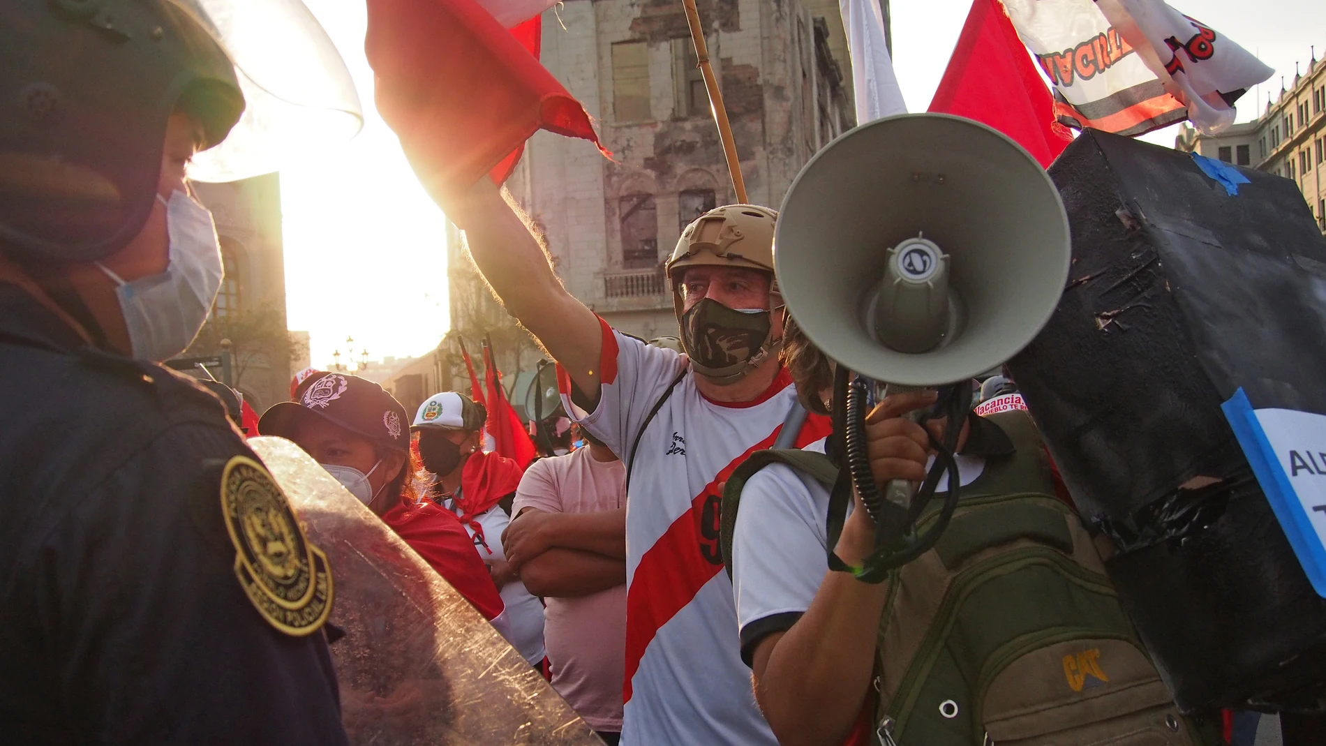 Foto de recurso: Manifestantes de partidos de extrema derecha sostienen banderas y gritan consignas durante una protesta exigiendo la renuncia del presidente de Peru, Pedro Castillo, por incapacidad moral.