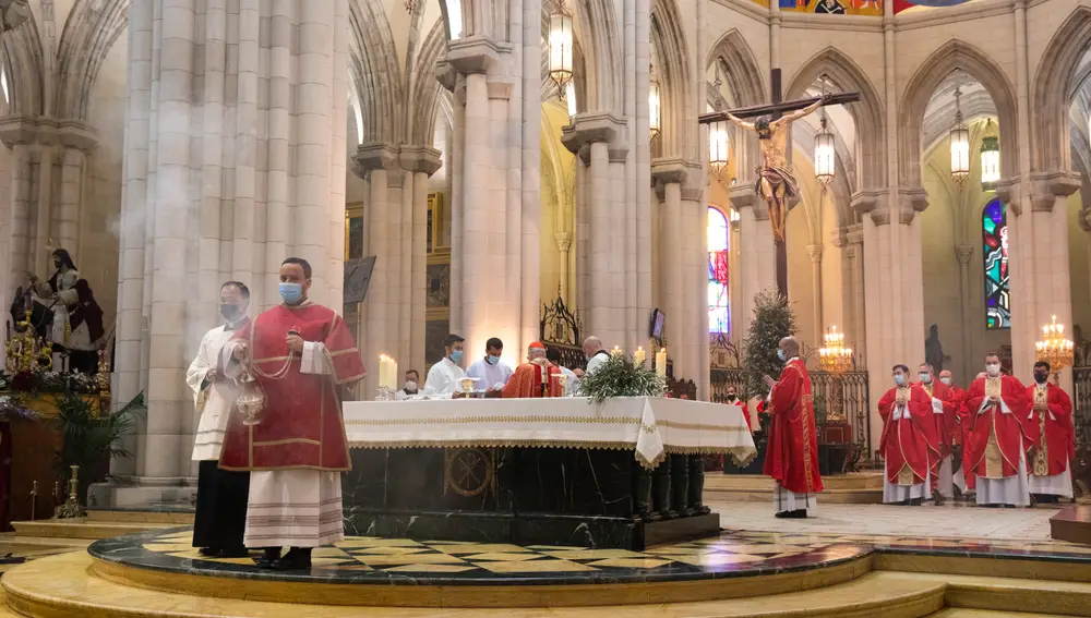 Misa del Domingo de Ramos que da inicio a la Semana Santa, oficiada por el Arzobispo de Madrid, el Cardenal Osoro y con la presencia del Alcalde, Jose Luis Martinez Almeida.