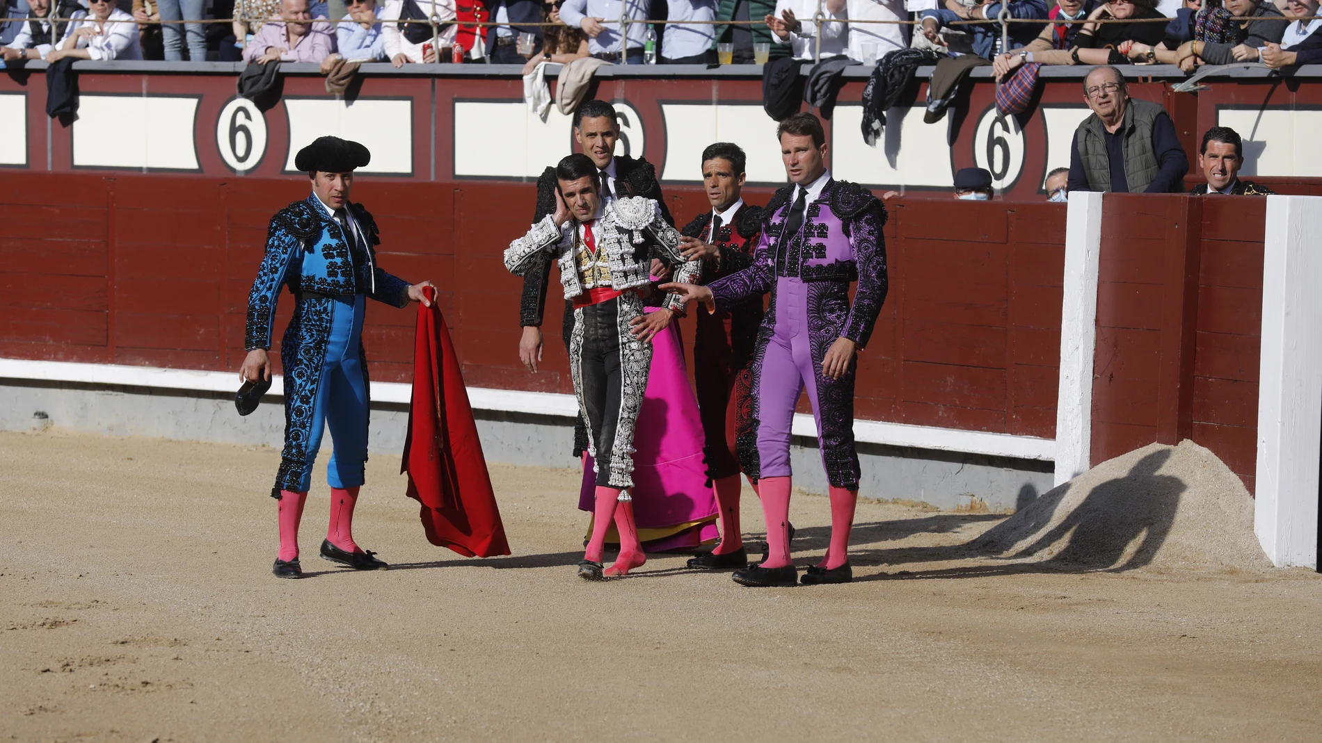 El torero Emilio de Justo al recibir la voltereta en el primero