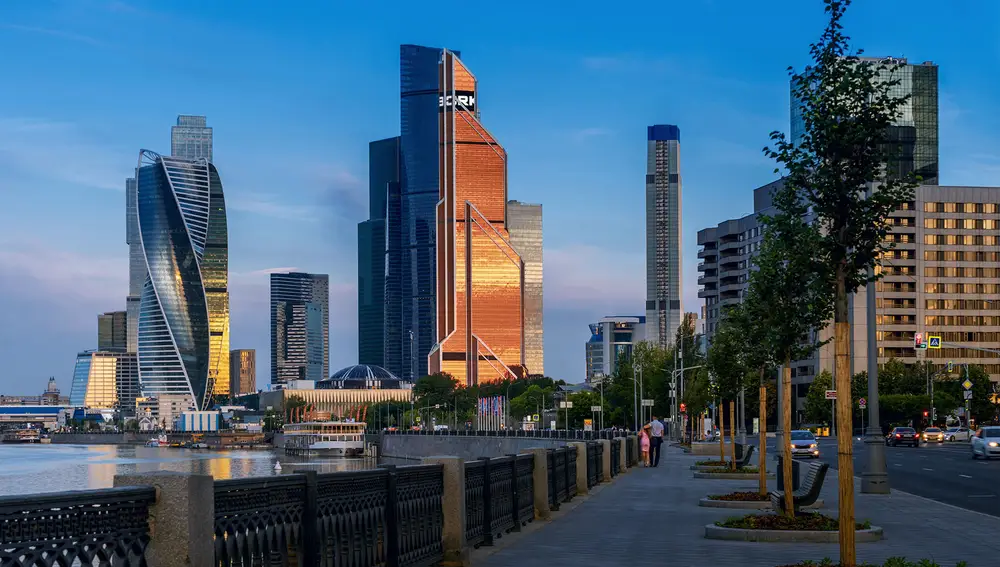 En el centro de la imagen, en color dorado, la Mercury Tower, en el Centro Internacional de Negocios de Moscú