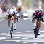 Michal Kwiatkowski se impone a Cosnefroy sobre la línea de meta