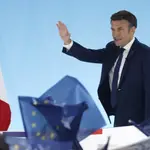 Emmanuel Macron celebra con sus simpatizantes la victoria electoral en la primera vuelta