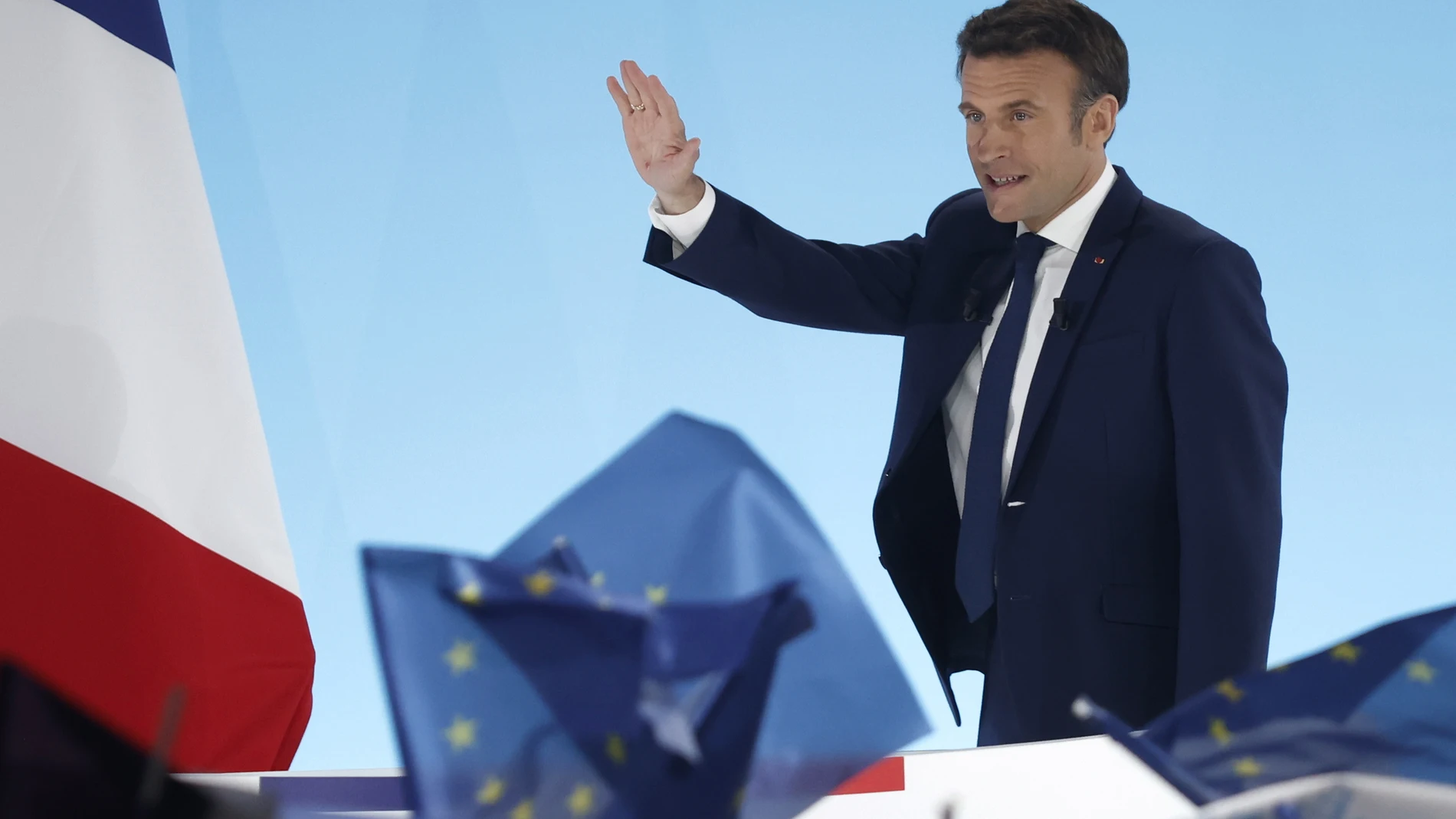 Emmanuel Macron celebra con sus simpatizantes la victoria electoral en la primera vuelta