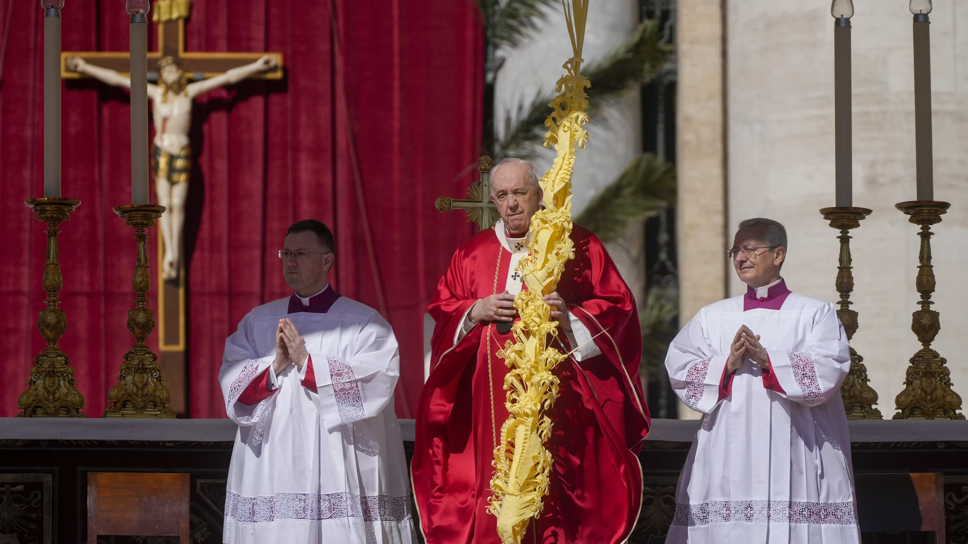 El Papa Francisco, ayer, con la palma enviada desde Elche