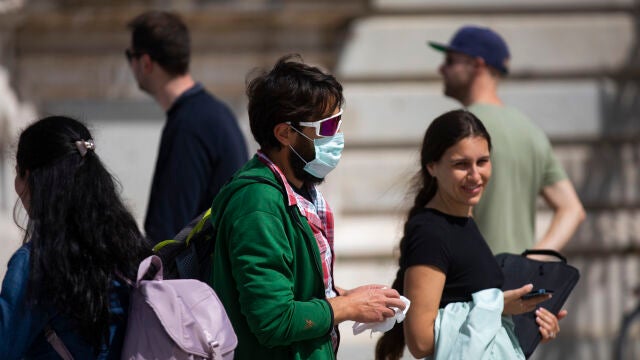 Un hombre pasea con una mascarilla