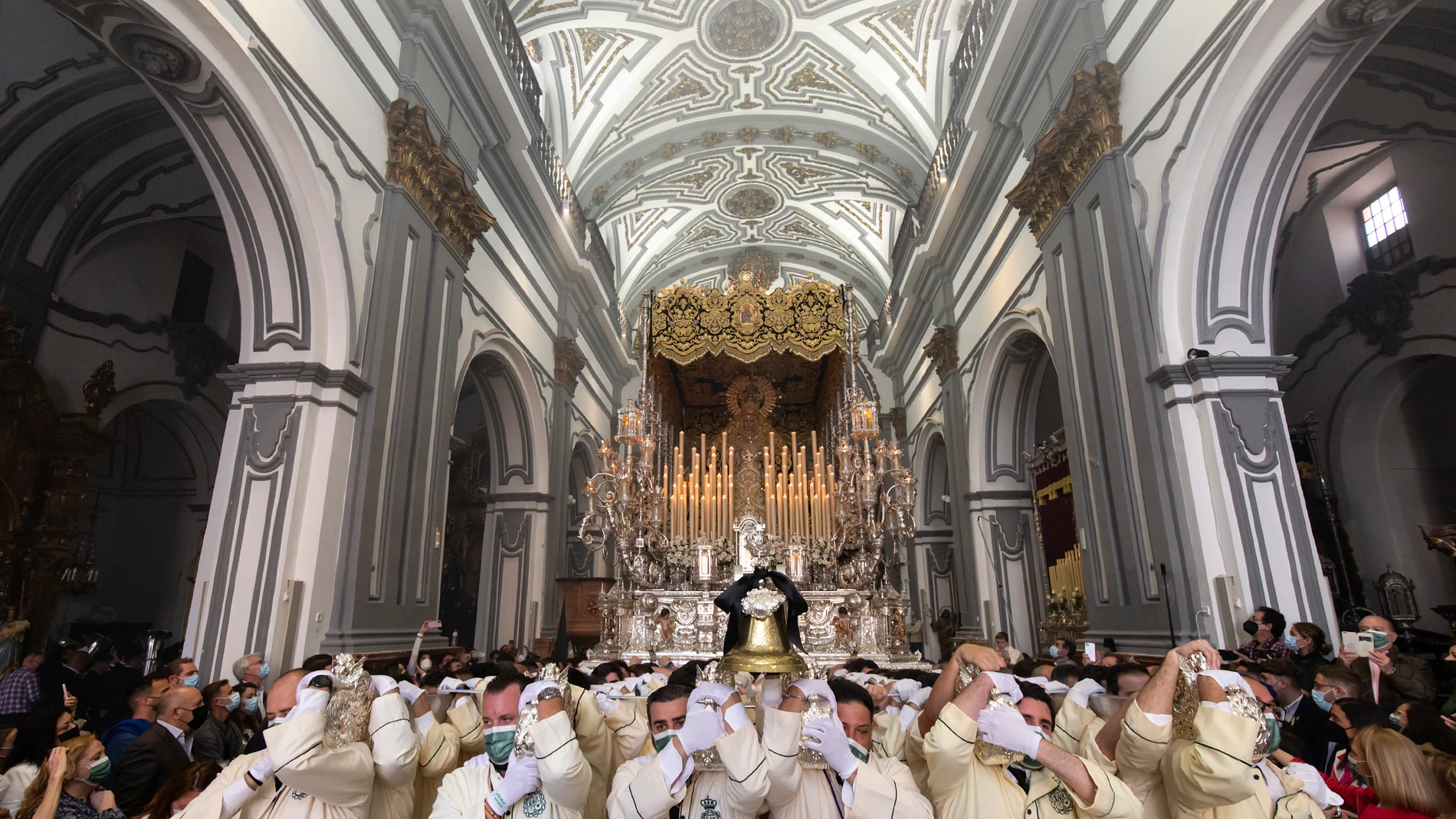 Salida procesional del trono de María Santísima de Lágrimas y Favores en las Cofradías Fusionadas, en el inicio de la Semana Santa de Málaga, en el que el actor malagueño Antonio Banderas participa como mayordomo de Trono este Domingo de Ramos.