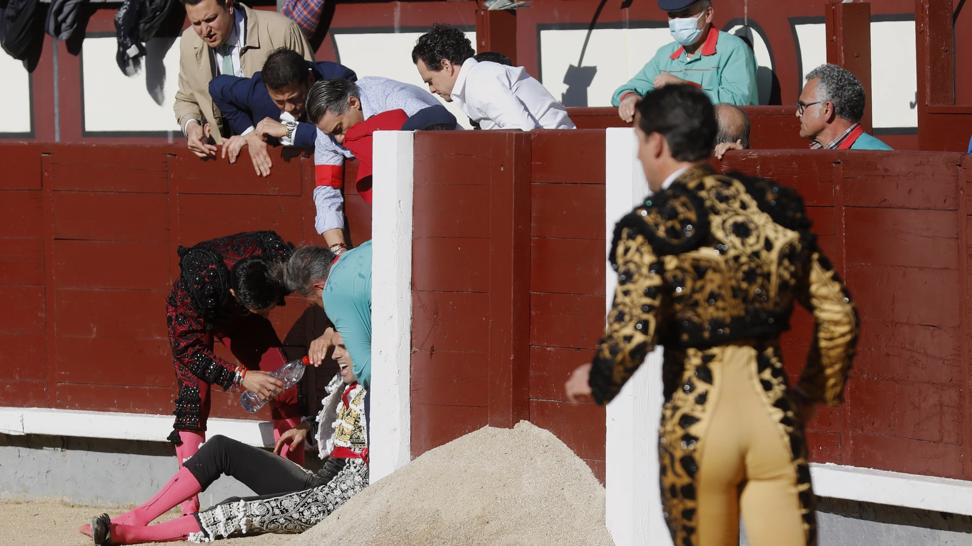 El torero Emilio de Justo se encierra en Las Ventas con 6 toros en el Domingo de Ramos.