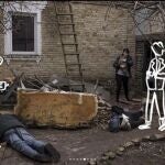 Sasha Anisimova denuncia el horror al mostrar la realidad de la guerra y dibujar encima lo que serían las vidas cotidianas