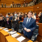 El presidente de Castilla y León electo, Alfonso Fernández Mañueco, recibe el aplauso de la bancada del PP tras recibir el apoyo mayoritario de las Cortes regionales
