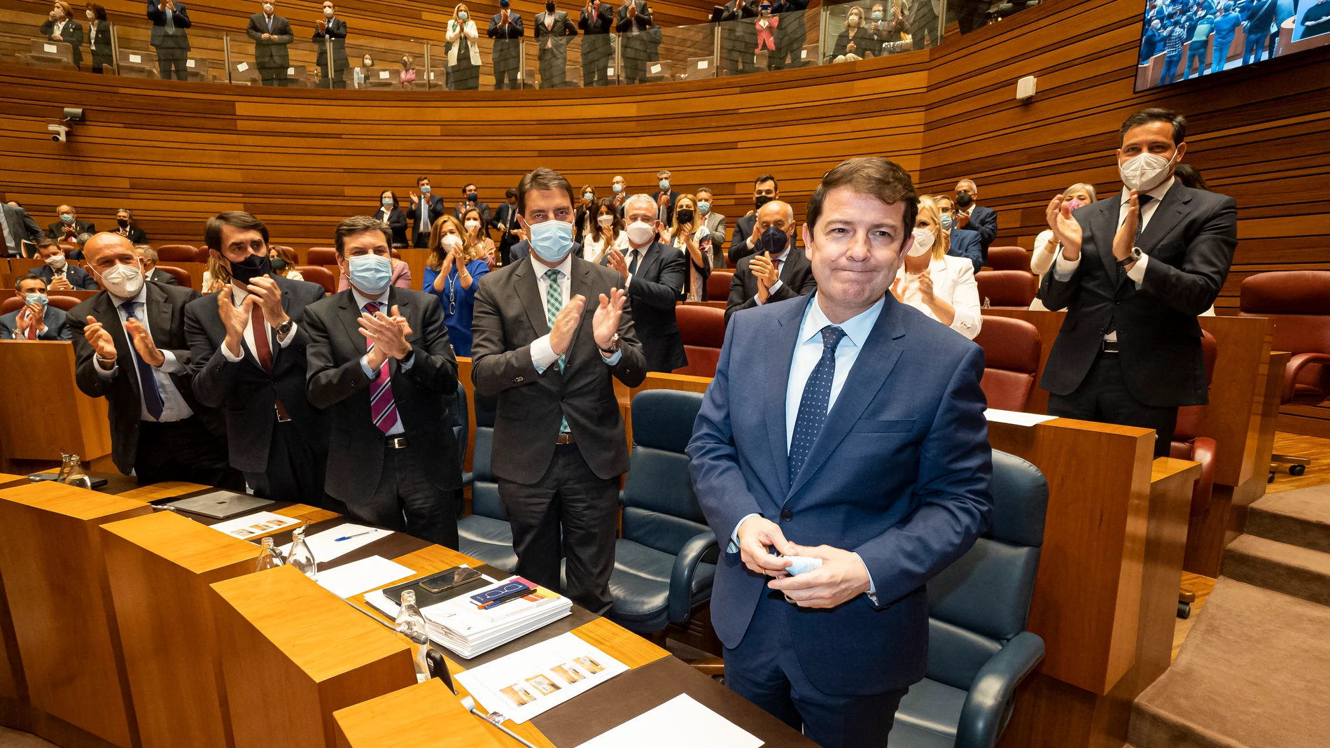 El presidente de Castilla y León electo, Alfonso Fernández Mañueco, recibe el aplauso de la bancada del PP tras recibir el apoyo mayoritario de las Cortes regionales