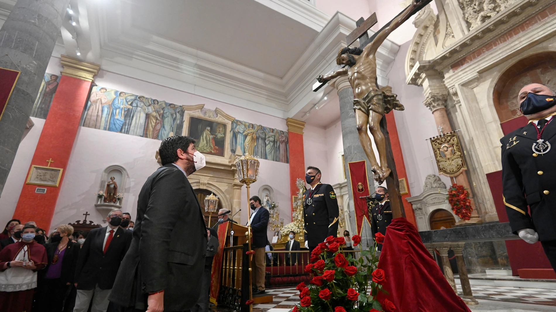 López Miras asiste al besapié del Cristo del Perdón