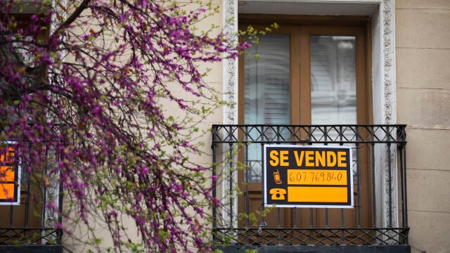 Cartel de 'Se Vende' en una vivienda en Madrid