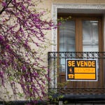 Cartel de 'Se Vende' en una vivienda en Madrid