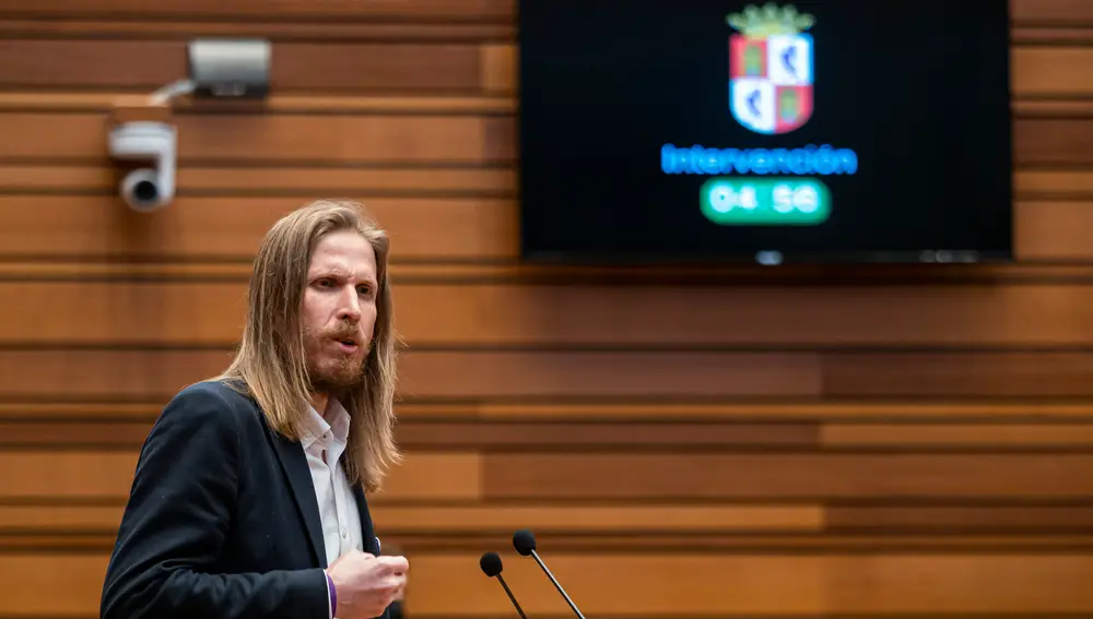 El candidato de Unidas Podemos a la Presidencia de la Junta de Castilla y León, Pablo Fernández, interviene en el pleno del debate de investidura