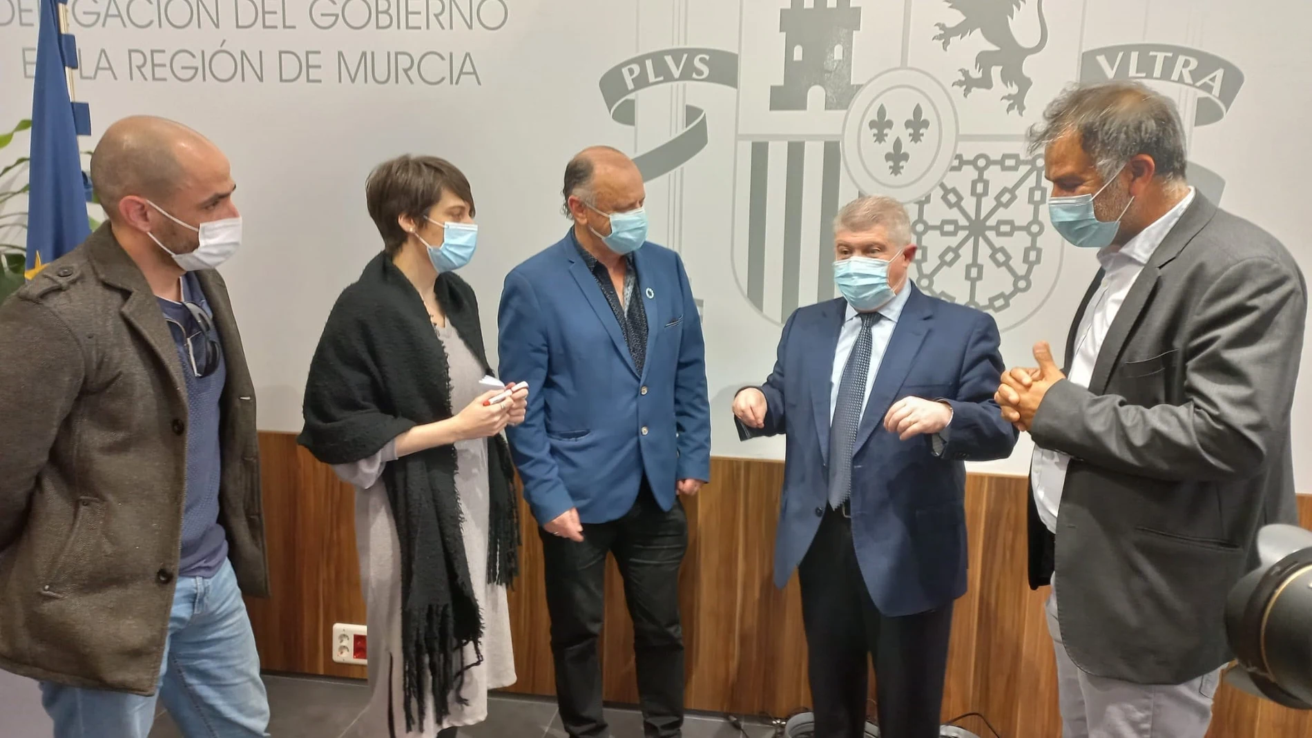 El delegado del Gobierno en la Región de Murcia, José Vélez, acompañado por representantes de ONG que colaboran en el operativo