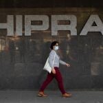Una persona pasea delante de la sede en Amer (Girona) de la empresa Hipra, cuya vacuna contra la covid está a punto de ser aprobada por la EMA como dosis de refuerzo.