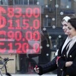 Una oficina de cambio de Moscú muestra el valor del rublo con respecto al dólar y el euro