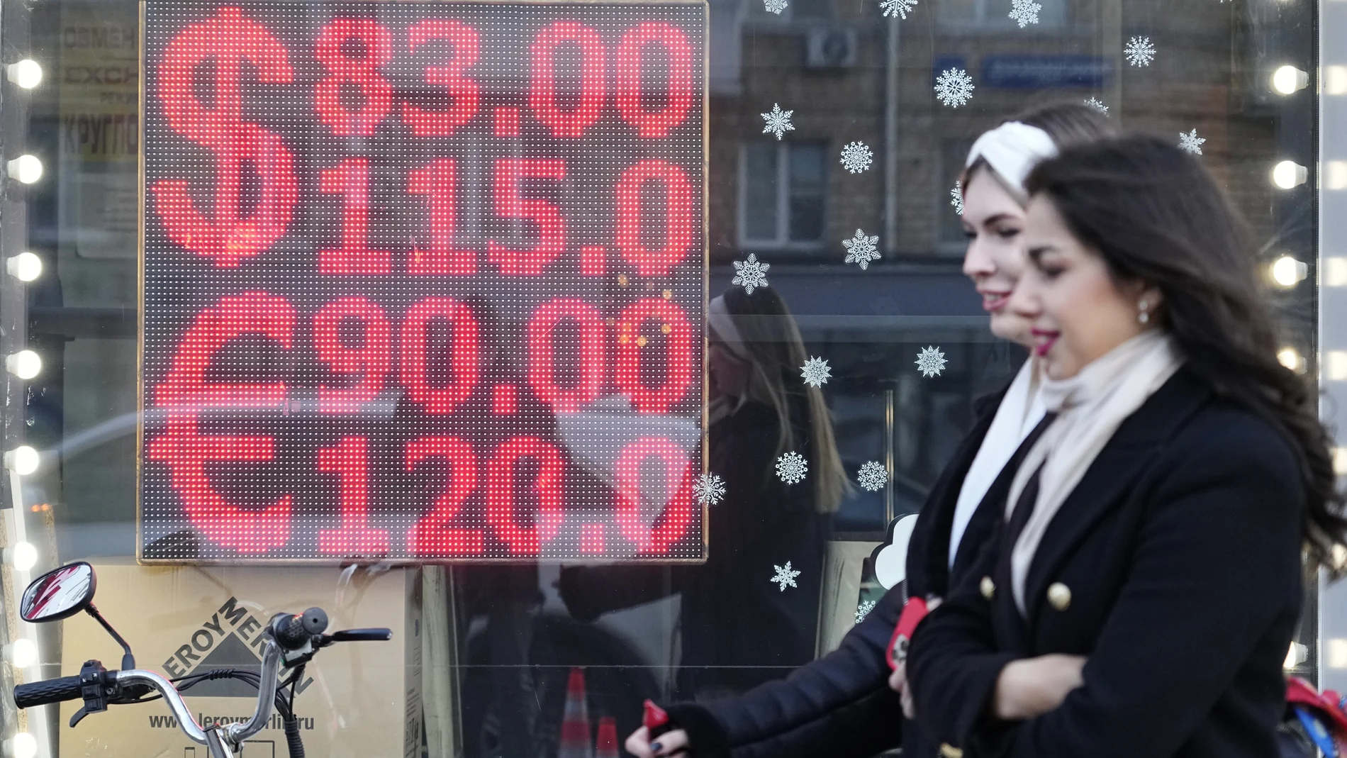 Una oficina de cambio de Moscú muestra el valor del rublo con respecto al dólar y el euro