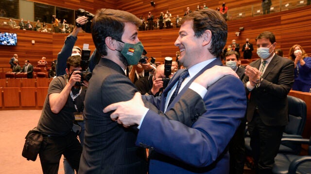 El reelegido presidente de la Junta de Castilla y León, Alfonso Fernández Mañueco, abraza al que será su vicepresidente, Juan García-Gallardo