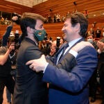 El reelegido presidente de la Junta de Castilla y León, Alfonso Fernández Mañueco, abraza al que será su vicepresidente, Juan García-Gallardo