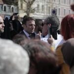 Emmanuel Macron habla con los vecinos de Denain, en el norte de Francia hoy tras superar a Marine Le Pen en la primera vuelta