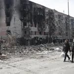Dos mmujeres transitan ante edificios destruidos por los rusos en Mariupol Victor / Xinhua News / ContactoPhoto EUROPA PRESS. 11/04/2022 ONLY FOR USE IN SPAIN