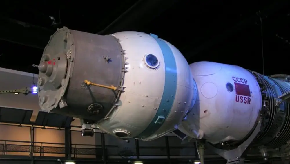 Soyuz versión 7K-OK, como la tripulada por Vladímir Mijáilovich Komarov , exhibida en el National Space Centre, Leicester, Reino Unido.