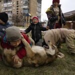 Varios niños juegan con un perro, en Bucha a 30 kilómetros de Kiev