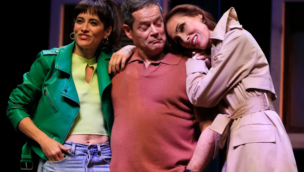 MADRID, 12/04/2022.- El actor Jorge Sanz, y las actrices María Barranco y Ana Turpin, durante el pase gráfico de &quot;El premio&quot;, este martes en el Teatro Marquina de Madrid.- EFE/Fernando Alvarado