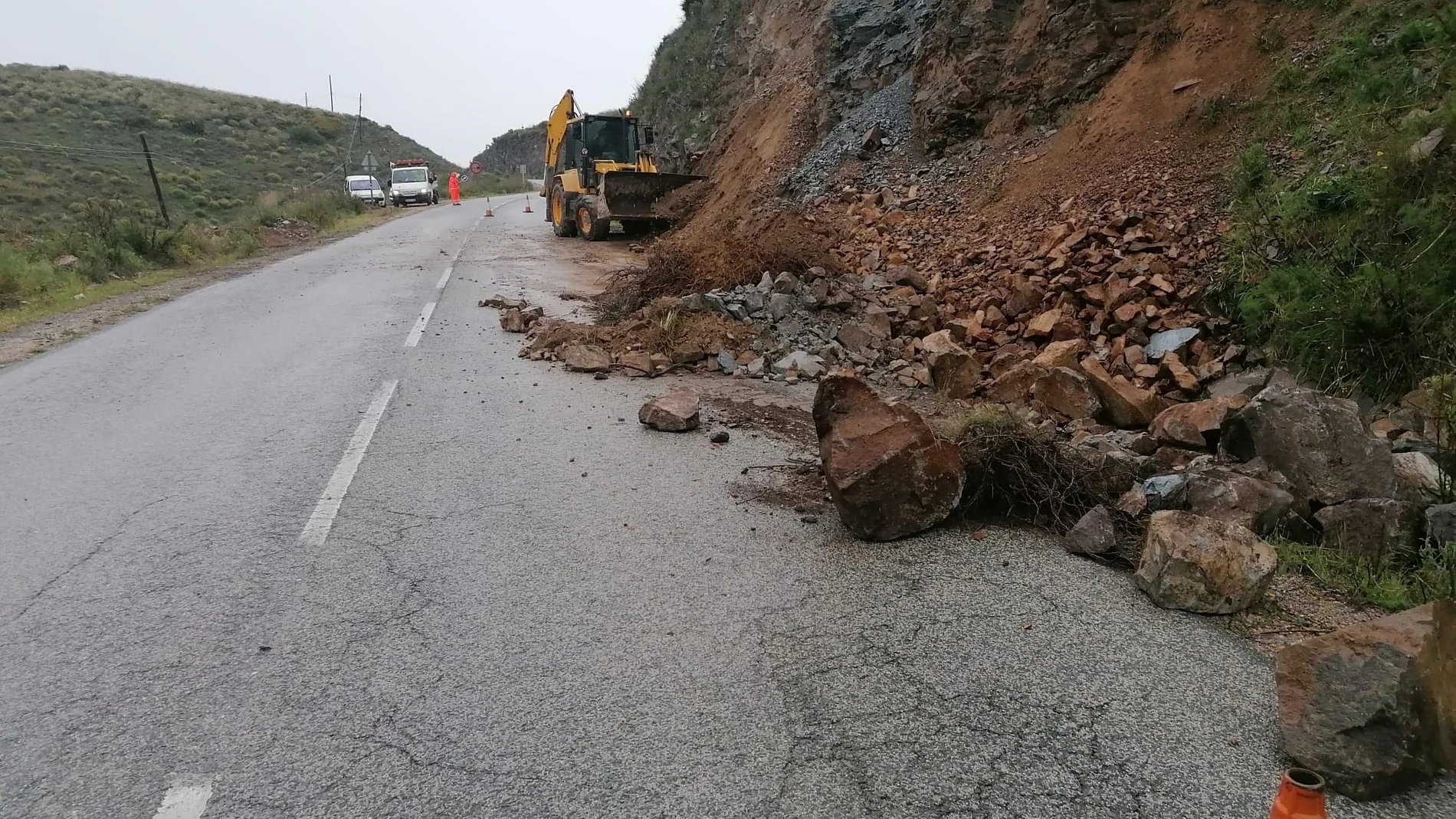 Retiran desprendimientos ocasionados por las lluvias en la vía que comunica Cartagena y Mazarrón