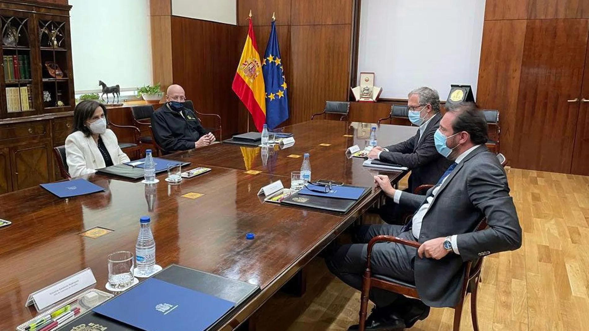 El alcalde de Valladolid, Óscar Puente, y la ministra de Defensa, Margarita Robles, analizan la creación de dotaciones en el cuartel de San Quintín