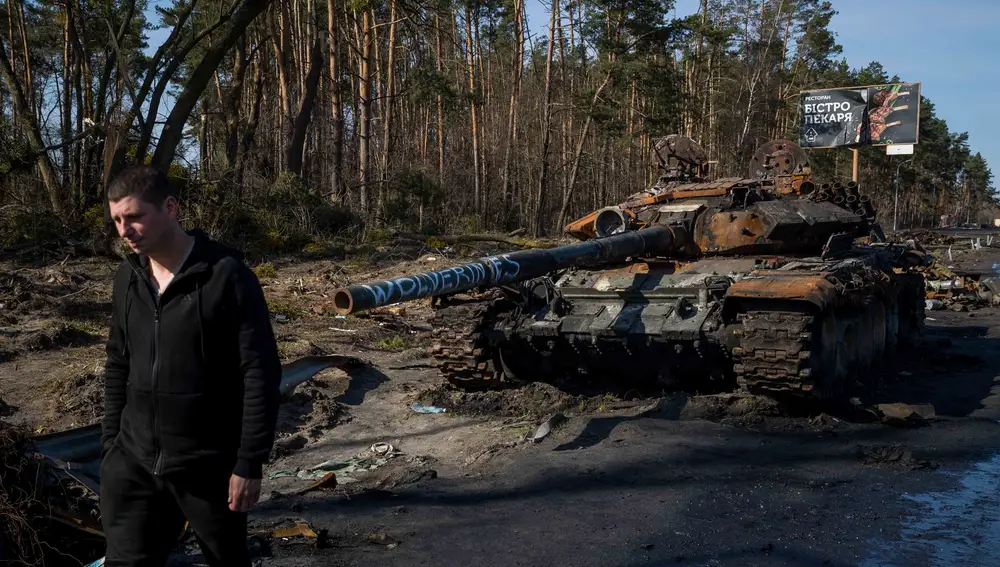 Un carro de combate destruido en Irpin (Ucrania)