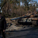 Un carro de combate destruido en Irpin (Ucrania)