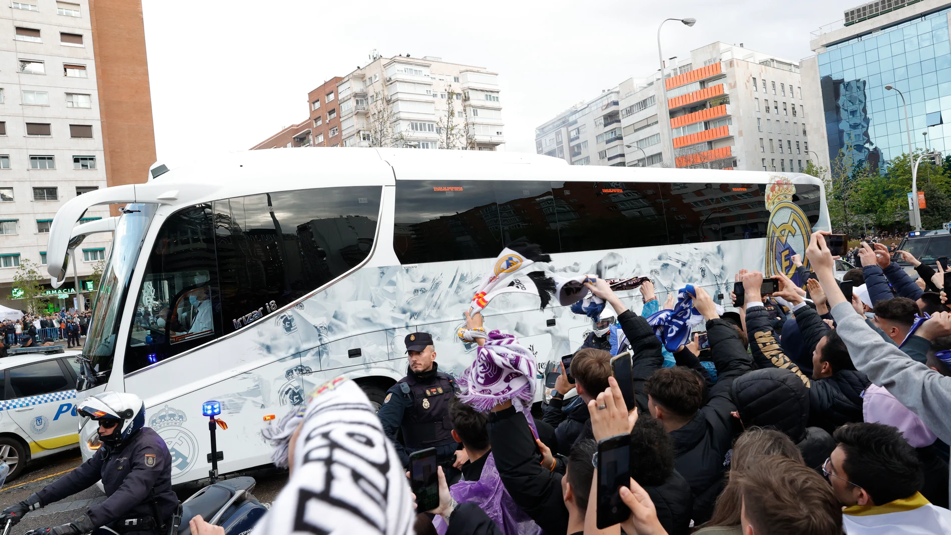 El autobús que lleva a los jugadores del Real Madrid llega al estadio Santiago Bernabéu, este martes antes del partido de cuartos de final de Liga de Campeones entre el Real Madrid y el Chelsea. EFE/Zipi