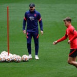 Simeone observa un ejercicio de Marcos Llorente en el último entrenamiento del Atletico