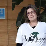 Esther Salinas, portavoz de la Asociación Kellys Unión Sevilla (AKUS), posa delante de un hotel de la ciudad